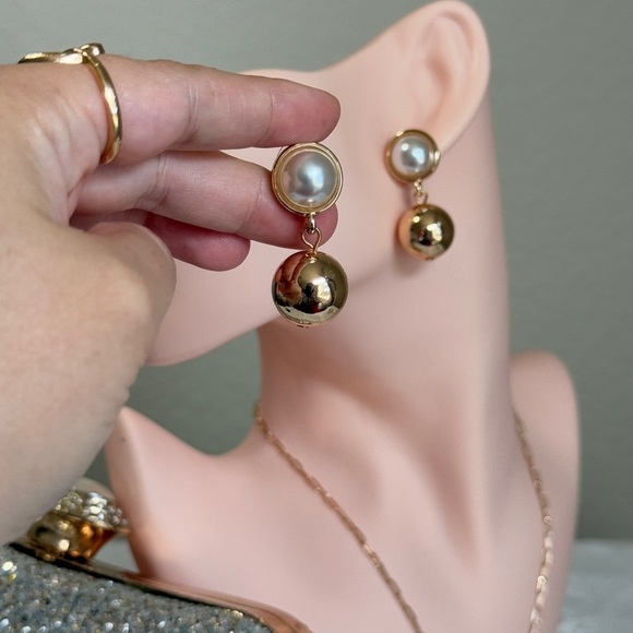 ⚜️❤️‍🔥 Elegant Gold and Pearl Drop Earrings - Picture 4 of 7